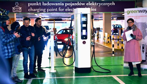 Nowy punkt ładowania aut elektrycznych w Galerii Mokotów w Warszawie. fot. Ministerstwo Energii
