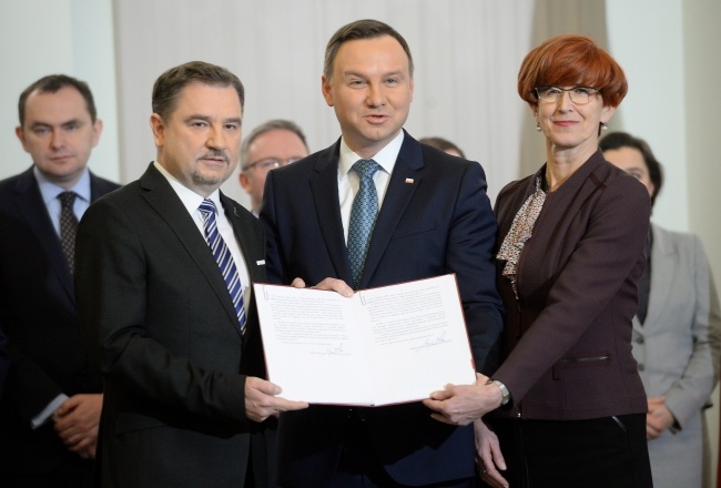Andrzej Duda, Elżbieta Rafalska oraz Piotr Duda prezentują podpisaną ustawę emerytalną, fot. PAP/Jacek Turczyk