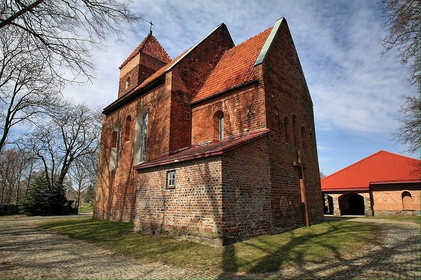 Rokicie - "kobyli" kościół i tajemnicze dołki  
Fot. Janosik/www.polskaniezwykla.pl