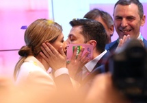Zełenski całuje swoją żonę Olenę, fot. PAP/EPA/TATYANA ZENKOVICH