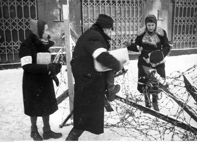 Żydzi z getta w Jeziornie trafili do getta w Warszawie. Na zdjęciu getto warszawskie. Fot. NAC