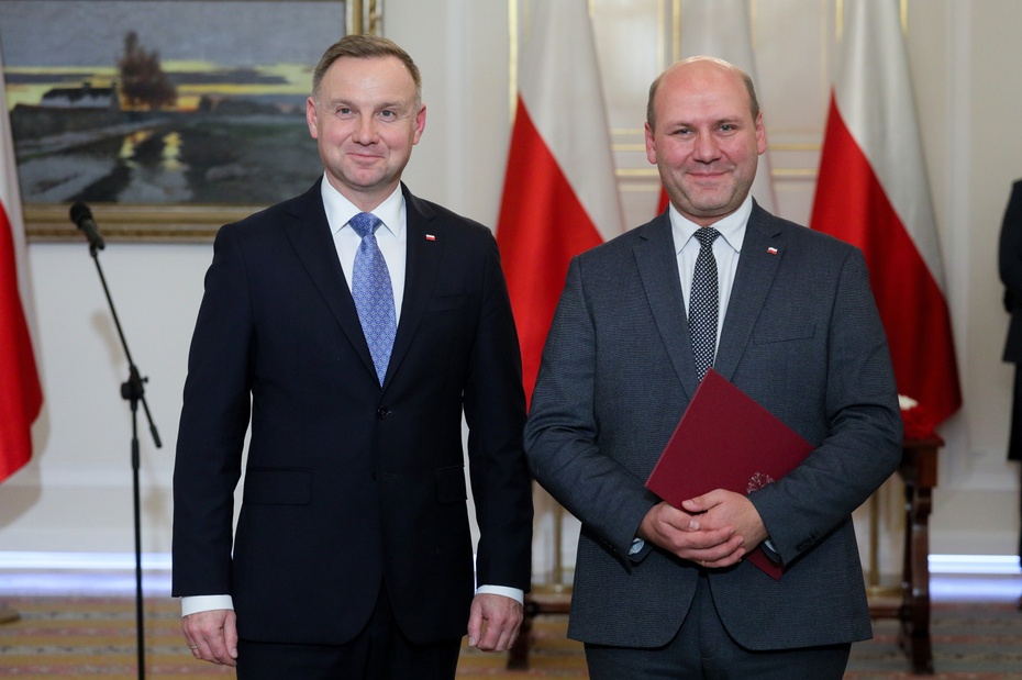 Andrzej Duda i Szymon Szynkowski vel Sęk podczas uroczystości w Belwederze. (fot. PAP)