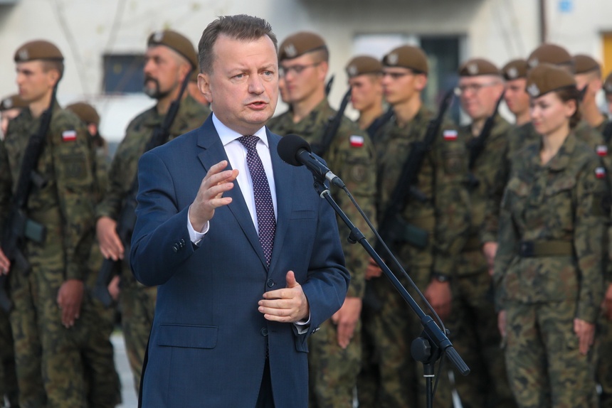 Mariusz Błaszczak podczas przysięgi 1. Podlaskiej Brygady Obrony Terytorialnej w Kolnie. (fot. PAP)