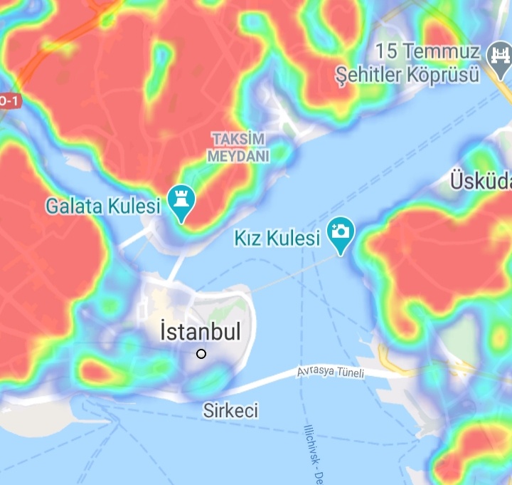 Screenshot aplikacji na telefon Hayat Eve Sığar. Na mapie przedstawiono ryzyko zakażenia w Stambule od niskiego (kolor niebieski) do wysokiego (kolor czerwony).