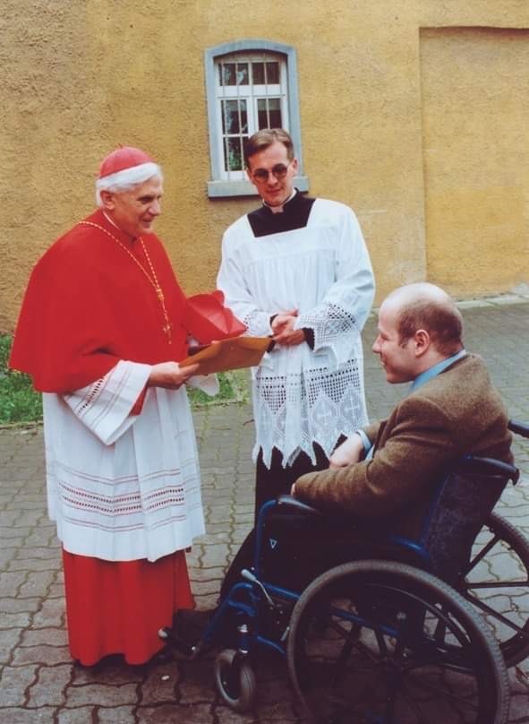 autor, z kardynałem Josephem Ratzingerem i ks. Tomaszem Dawidowskim, Weimar, 17 kwietnia 1999.