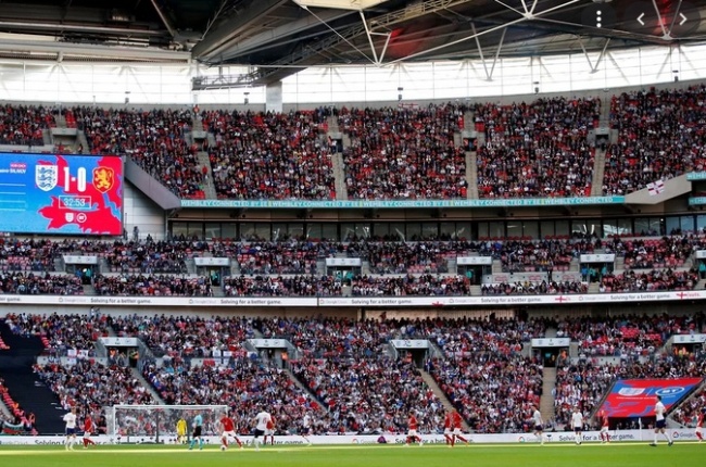 Stadion Wembley mieści 90.000 widzów