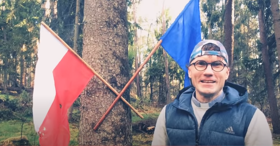 Sławomir Kuleta opublikował nagranie na w którym podpalił flagę Rzeczypospolitej Polskiej. Fot. YouTube/Slavek Sławomir Kuleta