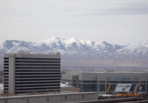 Widok z dachu Centrum Operacyjnego Mormonów. Góry okalające miasto. Ziem bez ziemi