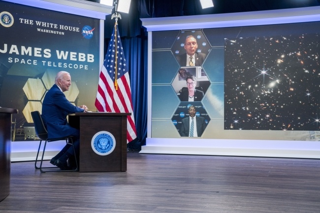 Prezydent Joe Biden podczas telekonferencji z przedstawicielami NASA, fot.  PAP/EPA/SHAWN THEW