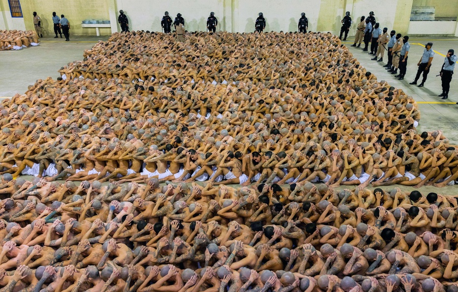 Więźniowie w nowym zakładzie karnym w Salwadorze. (fot. PAP/EPA)