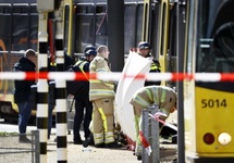 rzy osoby zginęły, a dziewięć zostało rannych wstrzelaninie w tramwaju w Utrechcie. Fot. PAP/ROBIN VAN LONKHUIJSEN
