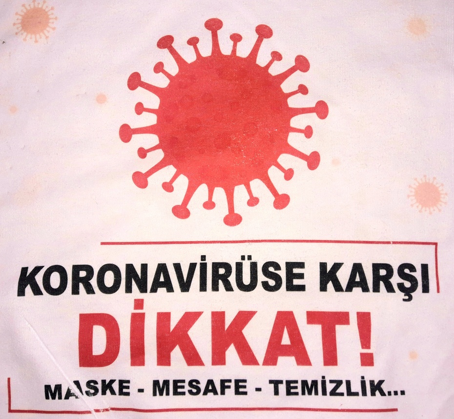"Uwaga na Koronawirusa! Maska • Dystans • Higiena..." - napis na darmowej koszulce rozdawanej przez Gminę Metropolitalną Ankara (Ankara Büyükşehir Belediyesi).