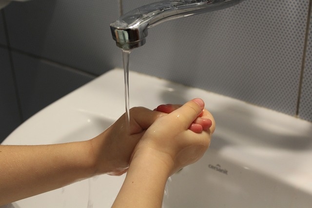 Mycie rąk powinno trwać 40-60 sekund.