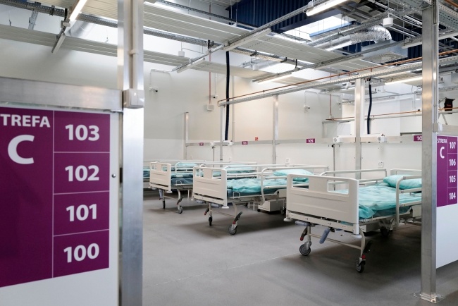 Wnętrze tymczasowego szpitala dla pacjentów zakażonych Covid-19 na lotnisku w Pyrzowicach. Fot. PAP/Andrzej Grygiel