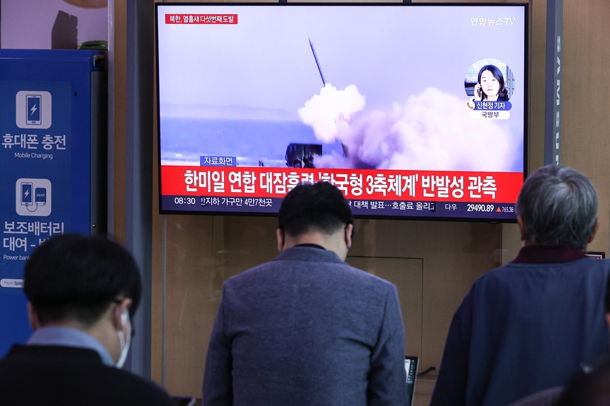 Japończycy oglądają wystrzelenie pocisków balistycznych przez północnokoreański reżim. Fot. PAP/EPA