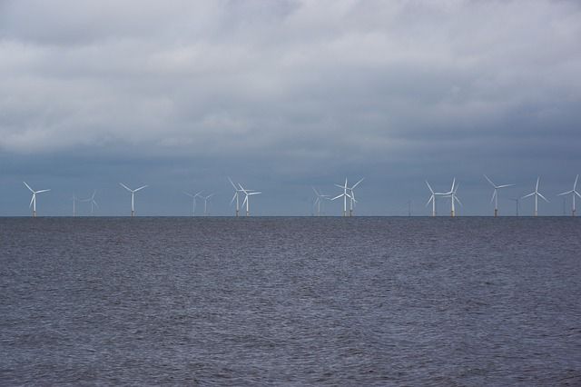 Farma wiatrowa na morzu. Zdjęcie ilustracyjne.
