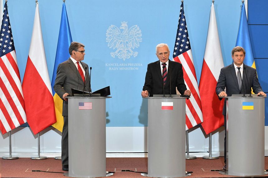 Rick Perry, Piotr Naimski i Oleksandr Danyliuk 31 sierpnia w Warszawie podpisali memorandum o wzmocnieniu regionalnego bezpieczeństwa dostaw gazu ziemnego.