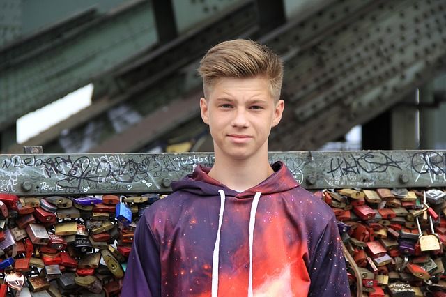 Nastoletni chłopiec na moście