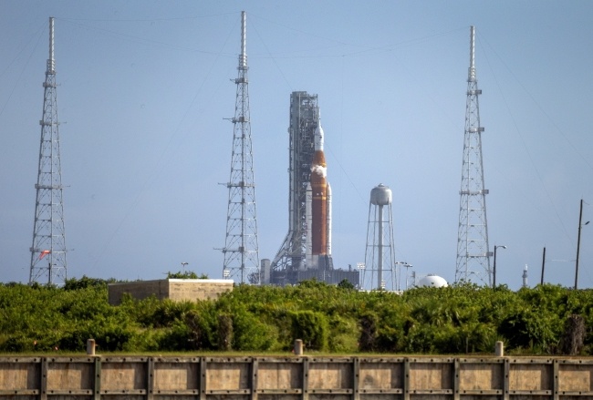 Rakieta SLS z kapsułą Orion, częścią misji Artemis 1, czeka do drugiej próby startu na stanowisku 39B w Centrum Kosmicznym im. Kennedy'ego w Merrit Island na Florydzie, USA. Fot. PAP/EPA/CRISTOBAL HERRERA-ULASHKEVICH