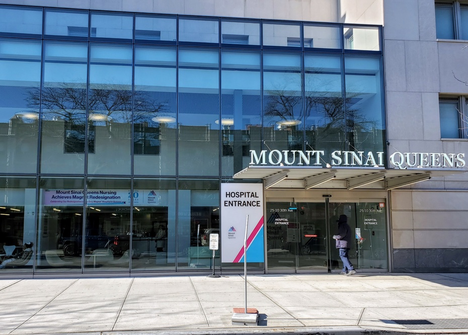 Wejście do szpitala Mount Sinai w dzielnicy Queens- Konrad Lata