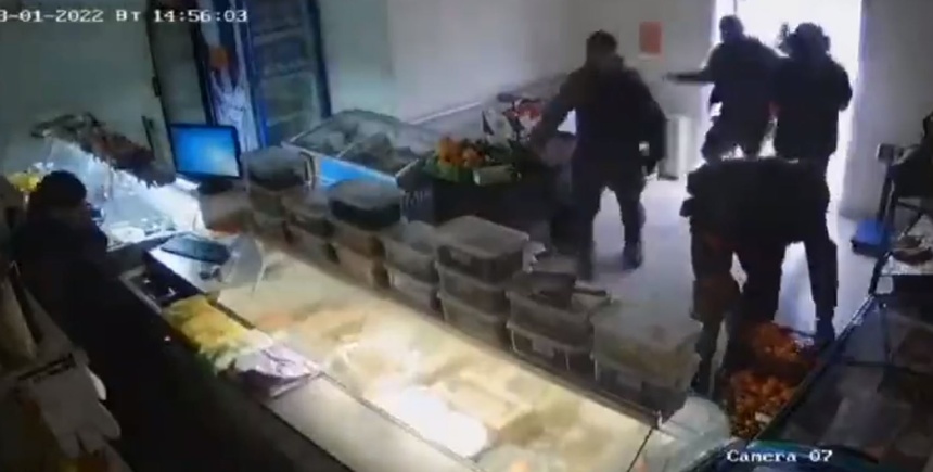 Rosjanie szturmują sklep na Ukrainie.
