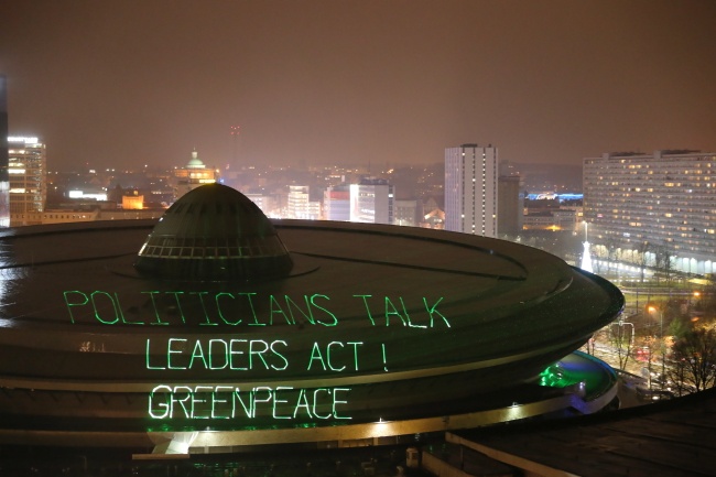 „Politycy mówią, liderzy działają” - napis na Spodku w trakcie COP24. Fot. PAP/Andrzej Grygiel