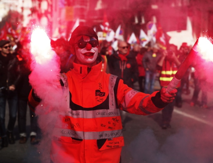 Paryż właśnie płonie, tymczasem ślepa i głucha Unia zapętliła się na Polsce