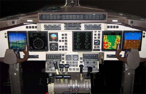 Pulpit nawigacji Universal Avionics oparty o FMS UNS-1D w samolocie Boeing-737