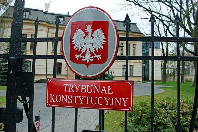 Wejście do siedziby Trybunału Konstytucyjnego. fot. Wikipedia / Lukas Plewnia/CC BY-SA 2.0