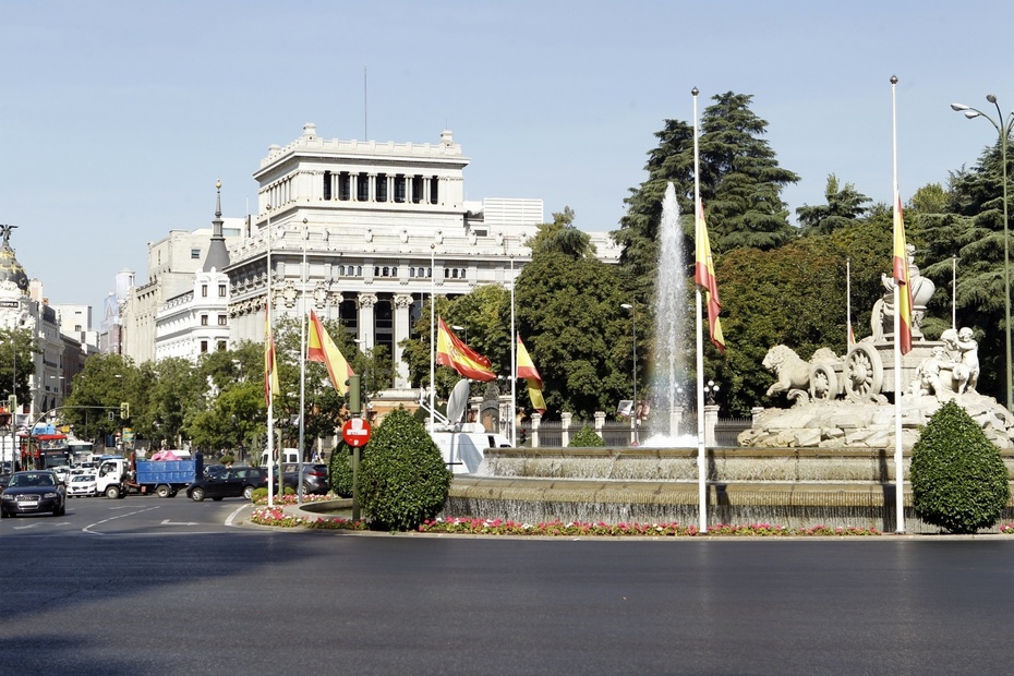 Flagi w Hiszpanii opuszczone do połowy masztów na znak żałoby
