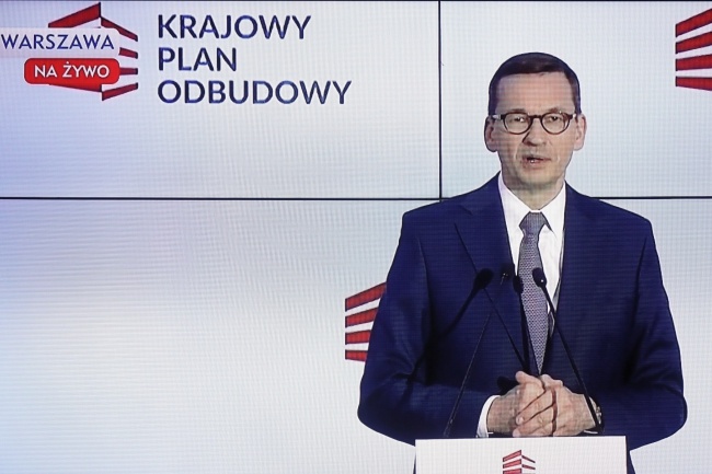 Premier Mateusz Morawiecki podczas konferencji prasowej transmitowanej z siedziby MRiPS w Warszawie. Fot. PAP/Paweł Supernak