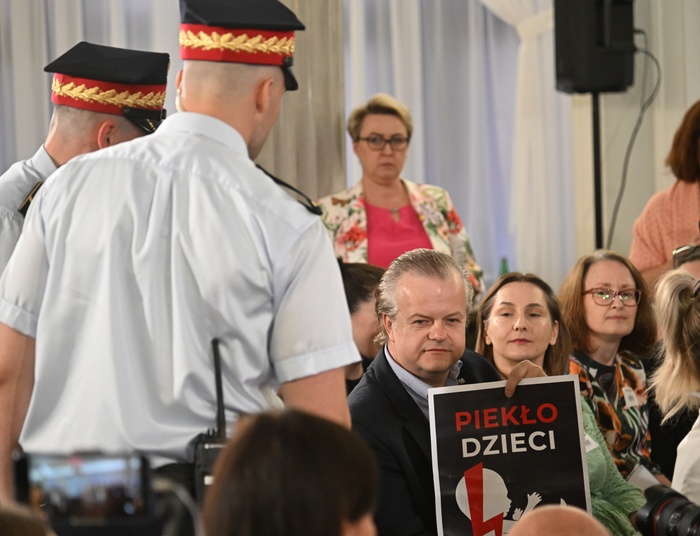 Gorąca dyskusja o aborcji: krzyki, kłótnie, kartki. Interweniowała Straż Marszałkowska