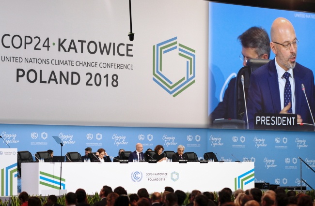 Strony szczytu klimatycznego ONZ w Katowicach przyjęły dokument końcowy konferencji COP2. Fot. PAP/Andrzej Grygiel