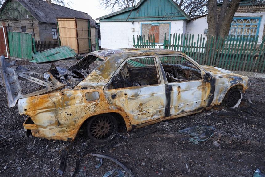 Uszkodzony samochód w okolicach Doniecka. Malutka wieś Tamarchuk jest w pełni kontrolowana przez rosyjskich najemników. Fot. PAP/EPA