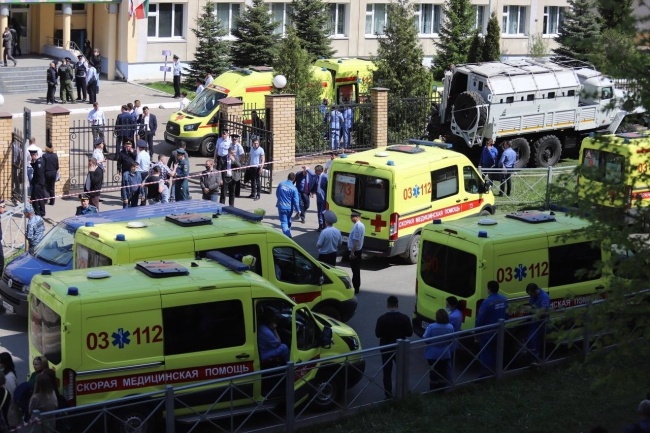 Akcja ratownicza przed szkołą w Kazaniu, fot. PAP/EPA/Anton Raykhshtat