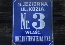 Powojenna tabliczka z numerem domu Icka Lichtensztejna przy ulicy Koziej 3 w Konstancinie-Jeziornie. Fot. Wirtualny Sztetl