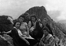 Teresa Karśnicka w grupie koleżanek-studentek na Giewoncie w 1948 roku