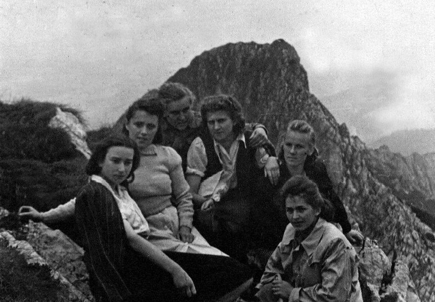 Teresa Karśnicka w grupie koleżanek-studentek na Giewoncie w 1948 roku