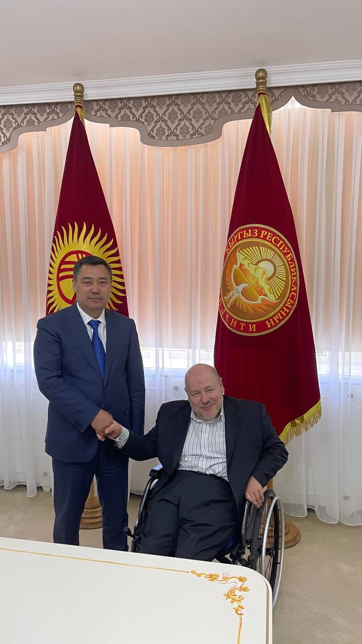 Autor z prezydentem Kirgistanu, Sadyrem Dżaparowem, rezydencja rządowa Al - Arcza, 12.8.2021.