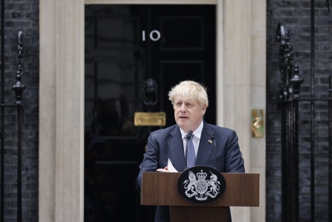 Boris Johnson wydaje oświadczenie o rezygnacji.  Fot. PAP/EPA/TOLGA AKMEN