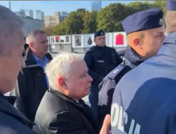 Awantura pod pomnikiem smoleńskim. Kaczyński zniszczył wieniec aktywisty