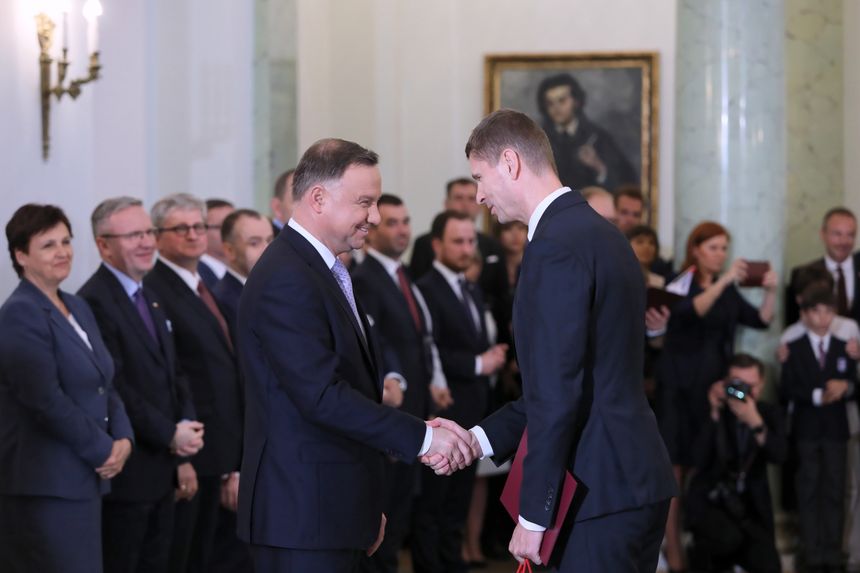 Dariusz Piontkowski - nowy szef MON - odbiera tekę ministra od prezydenta. Fot. PAP/Leszek Szymański