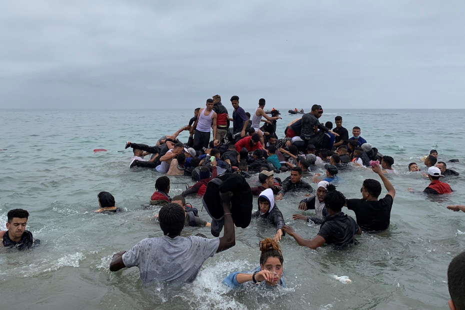Nielegalni imigranci z Maroka dostali się do Ceuty. Fot. PAP/EPA