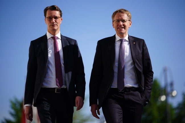 Z lewej Daniel Guenther, lider CDU ze Szlezwiku-Holsztyna, z prawej Hendrik Wuest, premier Nadrenii-Północnej Westfalii, fot. PAP/EPA/CLEMENS BILAN