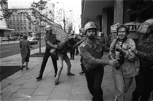 Warszawa, 2 lipca 1989 r. Ostatnie bitwy z ZOMO. Krzysztof Miller pobity podczas demonstracji przeciwko władzy. (fot. Agencja Gazeta