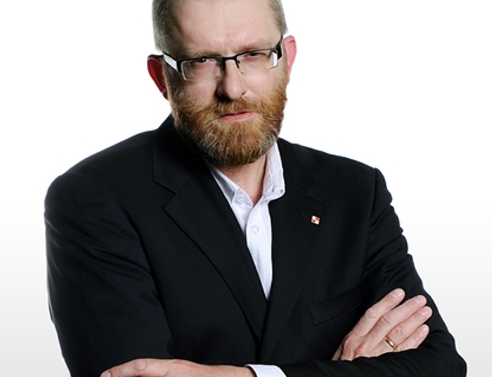 Tomasz Poręba - europoseł PiS ucieka przed debatą z Grzegorzem Braunem.