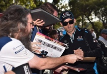 Robert Kubica rozdaje autografy swoim fanom.