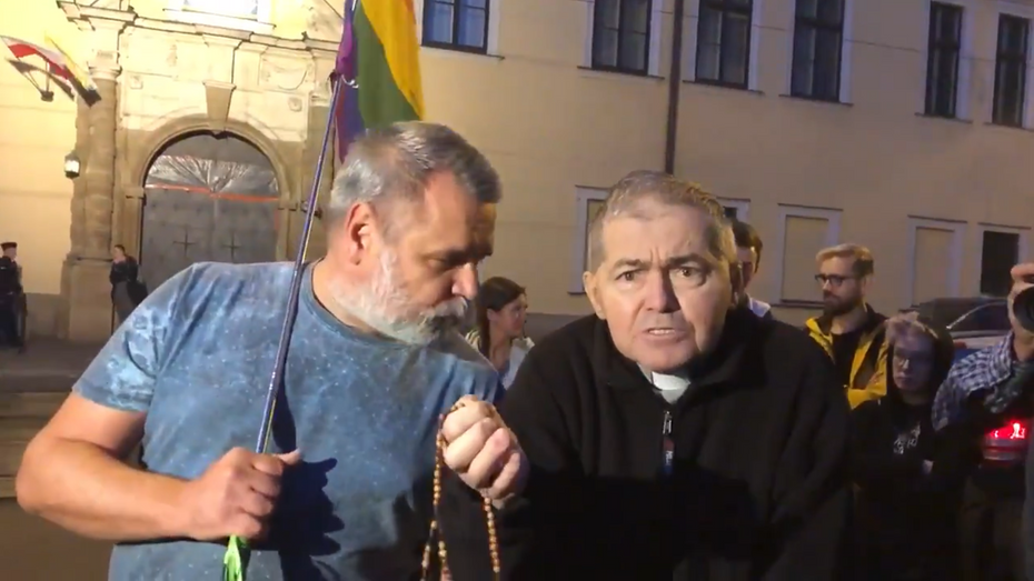 Protest LGBT przed oknem papieskim. Wyszedł do nich ksiądz z różańcem. fot. Twitter
