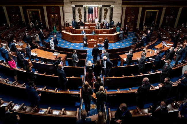 Kongres USA zatwierdził w czwartek głosy Kolegium Elektorów, uznając Demokratę Joe Bidena za zwycięzcę listopadowych wyborów prezydenckich. Fot. PAP/EPA/Erin Schaff / POOL