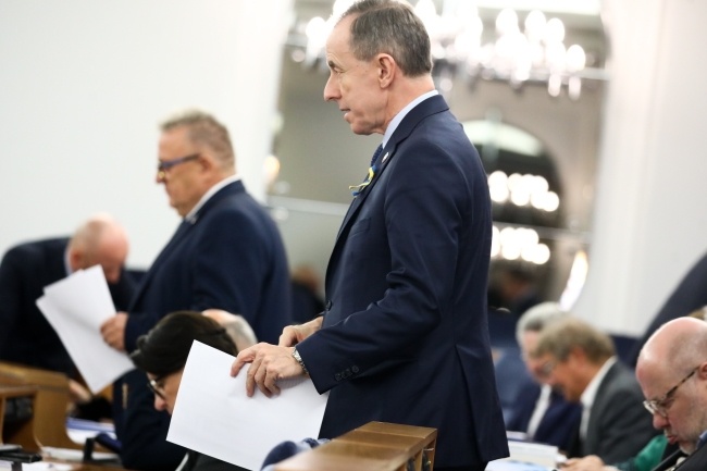 Marszałek Tomasz Grodzki na sali obrad Senatu w Warszawie, fot. PAP/Tomasz Gzell